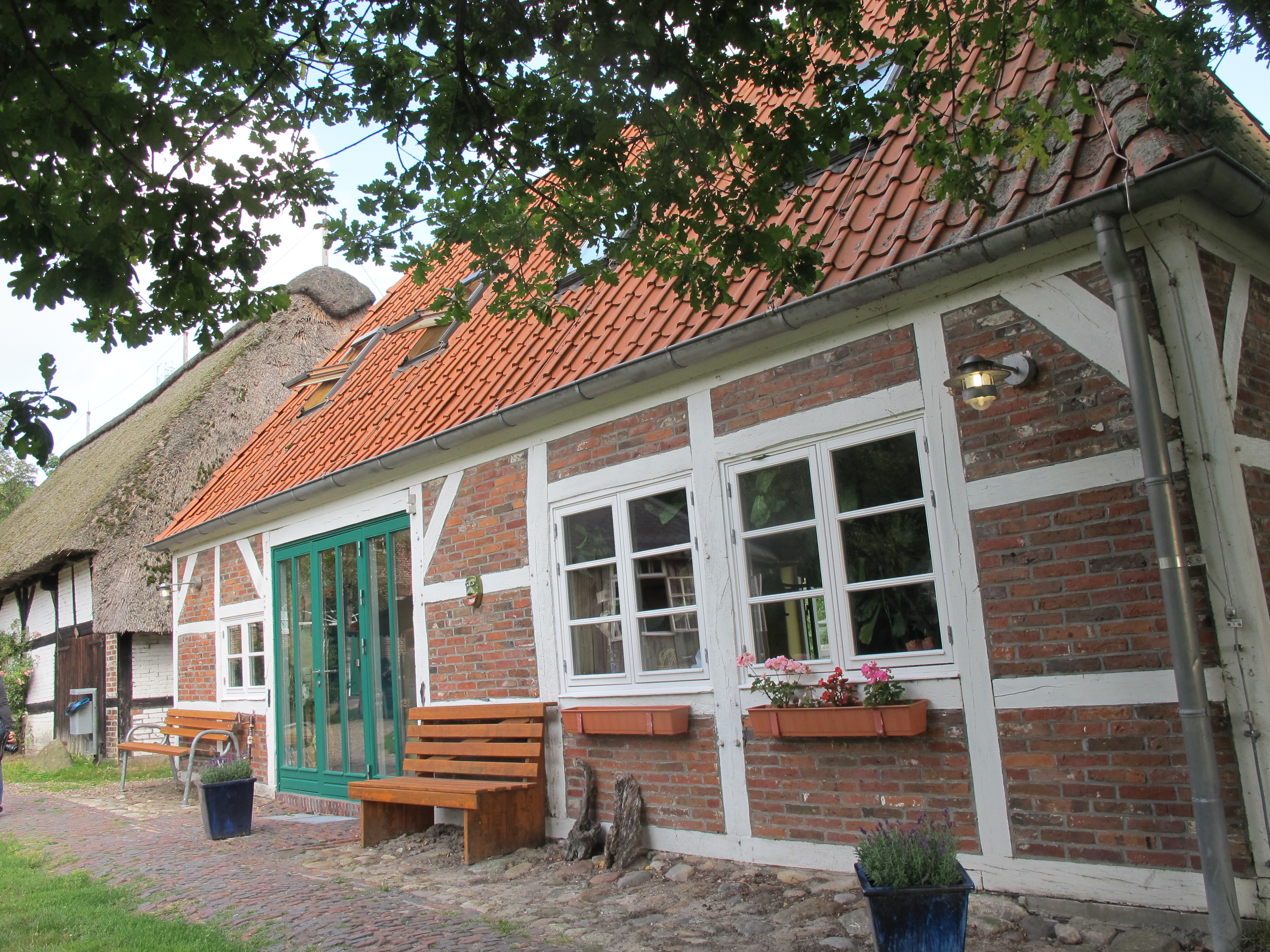 Fachwerkhaus mit weißem, dänischen Holzfenstern mit Sprossen von fecon Nordwest.