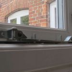 Topgehängter Flügel mit Ausstellstange und Anwerfern